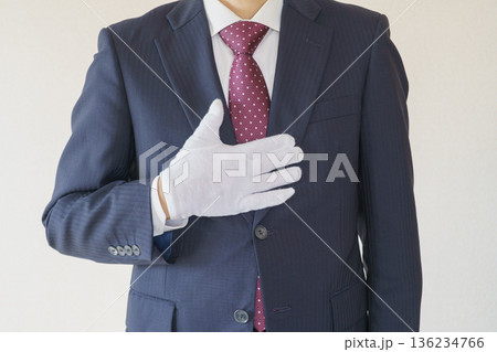 安心・おまかせポーズ|スーツ姿で胸に手を当てる男性 安心・おまかせポーズ|スーツ姿で胸に手を当てる男性 136234766