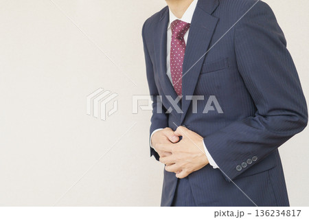 腹痛で苦しむビジネスマン 136234817