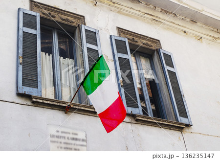 イタリア国旗  国旗 快晴 ミラノ郊外 136235147