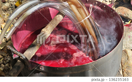 Dyeing fabric with lac to obtain natural colors using the ancient method of boiling in a hot pot. 136235163