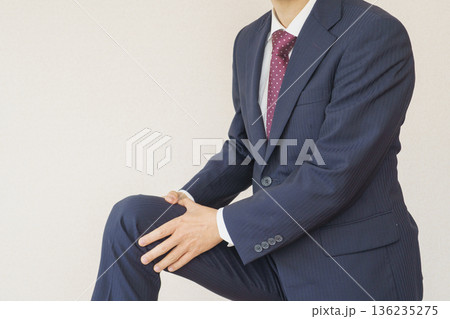 スーツを着た膝痛の男性　イメージ 136235275