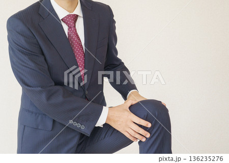 スーツを着た膝痛の男性　イメージ 136235276