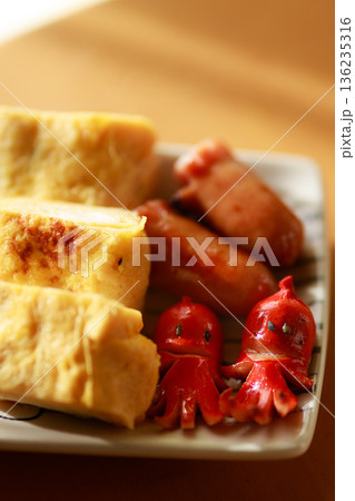お弁当に入ったソーセー人（ウインナー飾り切り） 136235316