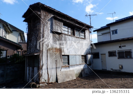 住宅街の空き家 136235331
