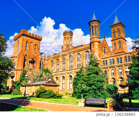 ワシントンのスミソニアン・キャッスルの威容 136236665