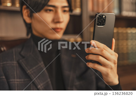 スマホを持った男性 136236820