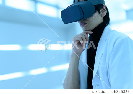VRゴーグルを装着し思考する白衣の日本人男性研究者 136236828