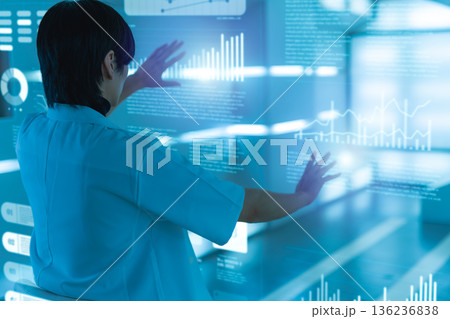 ホログラムインターフェースを操作する技術者 ホログラムインターフェースを操作する技術者 136236838