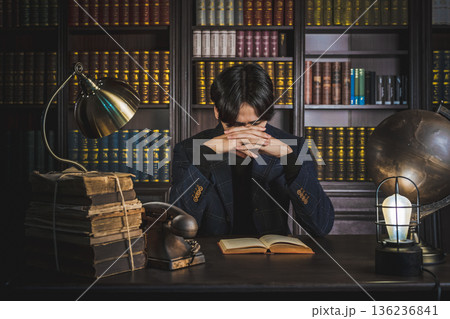 古書とアンティーク家具に囲まれた書斎で深く 136236841