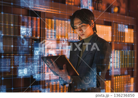 書斎でタブレットを手に取るスーツ姿の日本人 書斎でタブレットを手に取るスーツ姿の日本人 136236850