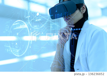 VRゴーグルを装着し思考する白衣の日本人男性研究者 136236852