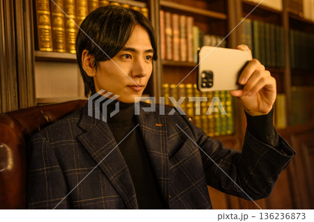 スマホを持った男性 136236873