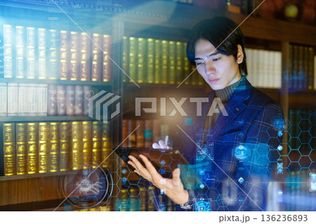 図書館でタブレットを操作するデジタルトラン 図書館でタブレットを操作するデジタルトラン 136236893