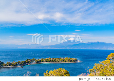 （静岡県）伊豆・大瀬﨑の向こうに富士山 136237100