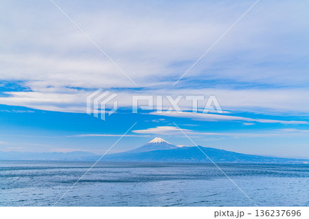 （静岡県）伊豆の海岸線から見る、海越しの富士山 136237696