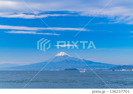 (静岡県)伊豆の海岸線から見る、海越しの富士山 (静岡県)伊豆の海岸線から見る、海越しの富士山 136237701