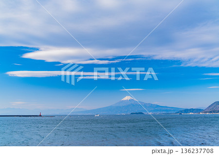 (静岡県)伊豆の海岸線から見る、海越しの富士山 (静岡県)伊豆の海岸線から見る、海越しの富士山 136237708
