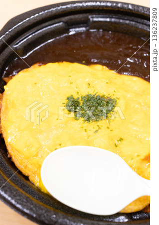コンビニ弁当のおいしいデミグラスソースのオムライス コンビニ弁当のおいしいデミグラスソースのオムライス 136237809