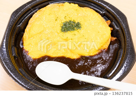 コンビニ弁当のおいしいデミグラスソースのオムライス 136237815