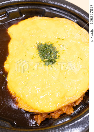 コンビニ弁当のおいしいデミグラスソースのオムライス 136237817