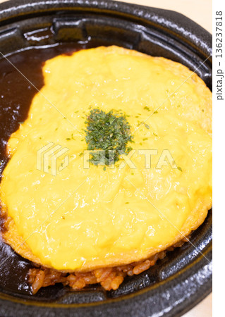 コンビニ弁当のおいしいデミグラスソースのオムライス 136237818
