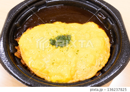 コンビニ弁当のおいしいデミグラスソースのオムライス 136237825