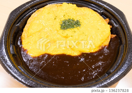 コンビニ弁当のおいしいデミグラスソースのオムライス 136237828