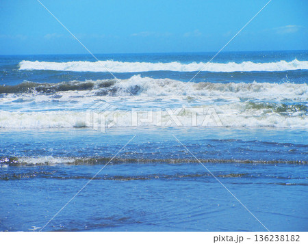 千葉県の本須賀海水浴場の海の風景 136238182