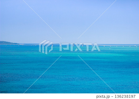 青空の下、エメラルドブルーの海に伸びる長い橋 青空の下、エメラルドブルーの海に伸びる長い橋 136238197
