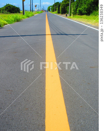 直線道路と黄色のセンターラインの風景 直線道路と黄色のセンターラインの風景 136238349
