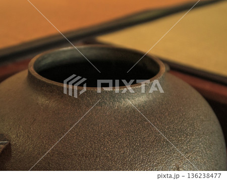 炉縁の炉縁の端正な釜景色 Tea Kett端正な釜景色 Tea Kettle in Ro Frame 炉縁の炉縁の端正な釜景色 Tea Kett端正な釜景色 Tea Kettle in Ro Frame 136238477