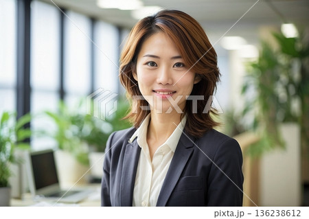 オフィスで微笑むビジネスウーマン｜働く女性・会社・採用イメージ・女性社員 136238612