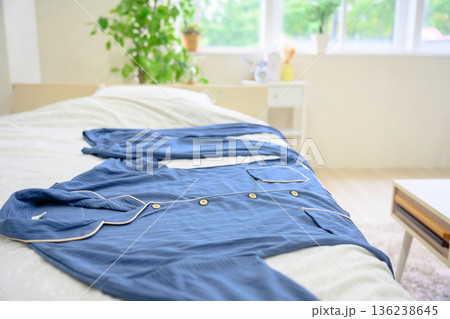 青いパジャマと寝室 136238645