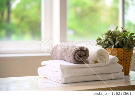 清潔なタオルと観葉植物 136238661