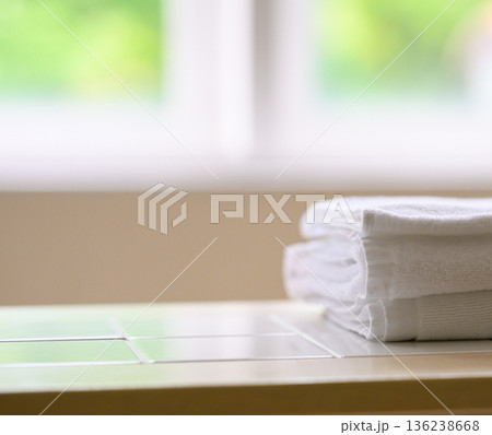 積み重ねられた白いタオル 136238668
