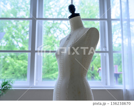 トルソーと格子窓 136238670