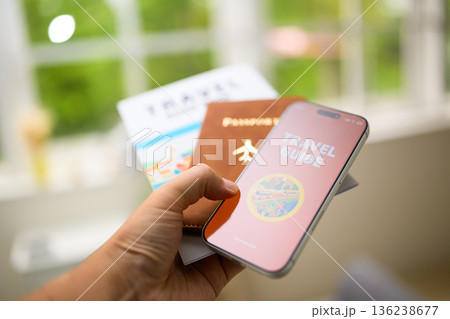 旅行ガイドとパスポート 136238677