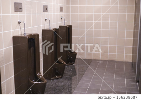 男性用トイレの小便器 公共トイレの設備 室内の衛生空間 136238687