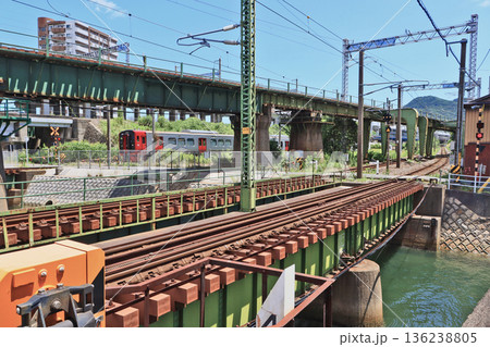 北九州市小倉北区の史跡門司口門跡そばを通過するJRの列車 136238805