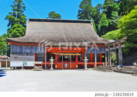 福岡県田川郡の霊峰英彦山神宮奉幣殿参拝する人物 福岡県田川郡の霊峰英彦山神宮奉幣殿参拝する人物 136238814