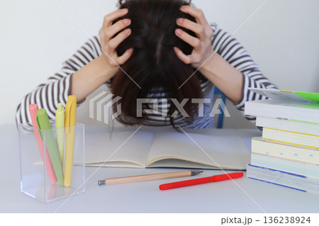 勉強に悩む女性の手元 勉強に悩む女性の手元 136238924