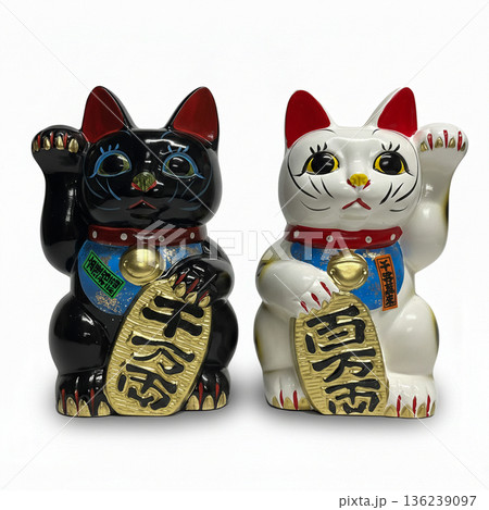 黒猫と白猫の招き猫ペア　金運・開運を招く日本の縁起物 136239097