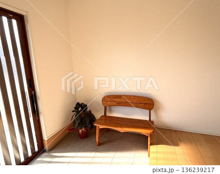 暖かい西陽が入る玄関 136239217
