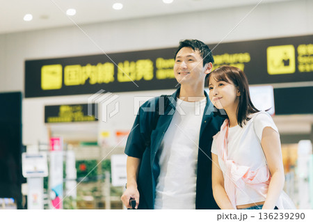 飛行機で旅に出るカップル　「撮影協力：関西国際空港（KIX）」 136239290