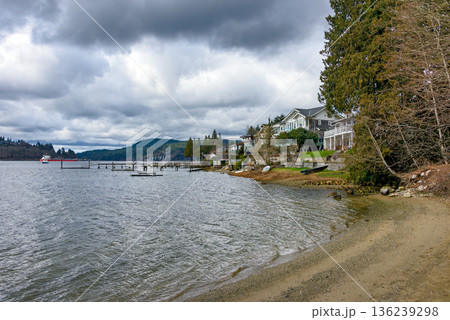 Ocean bay overview with row of recidential houses along the waterfront Ocean bay overview with row of recidential houses along the waterfront 136239298