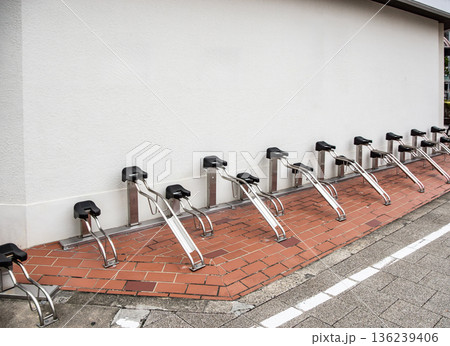 駐輪場の自転車ラック 駐輪場の自転車ラック 136239406