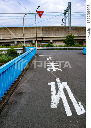 一時停止の道路標示と信号のない交差点 136239408