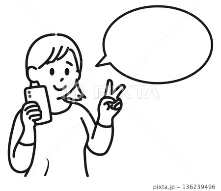スマホを持ってピースサインをしている若い女性 136239496