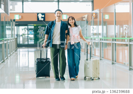 今から旅に出る空港のカップル　「撮影協力：関西国際空港（KIX）」 136239688
