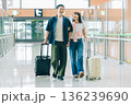 今から旅に出る空港のカップル　「撮影協力：関西国際空港（KIX）」 136239690